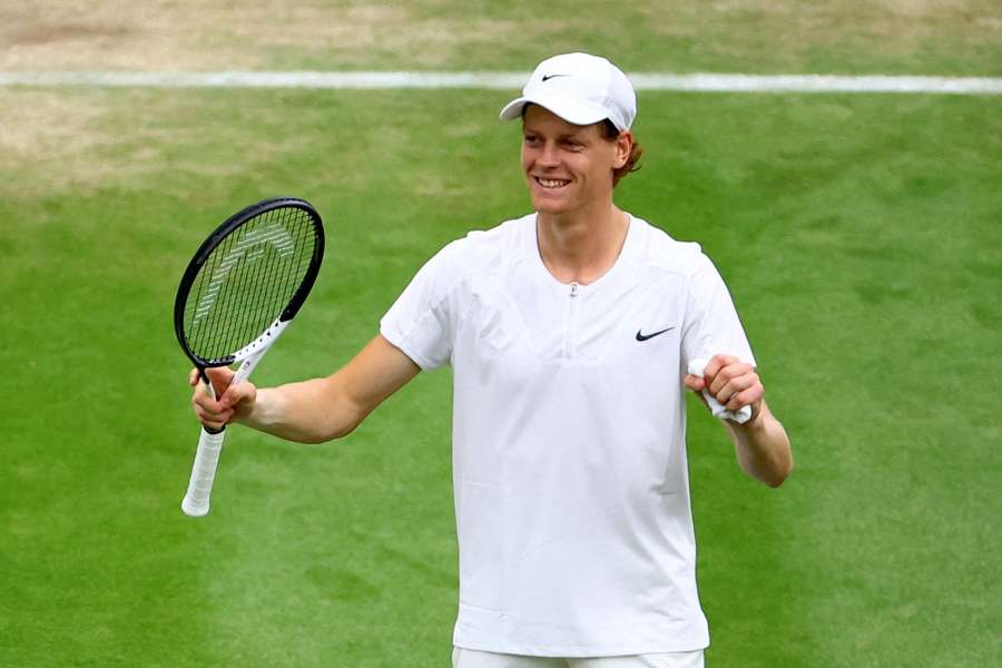 Jannik Sinner comemora após chegar à semifinal em Wimbledon