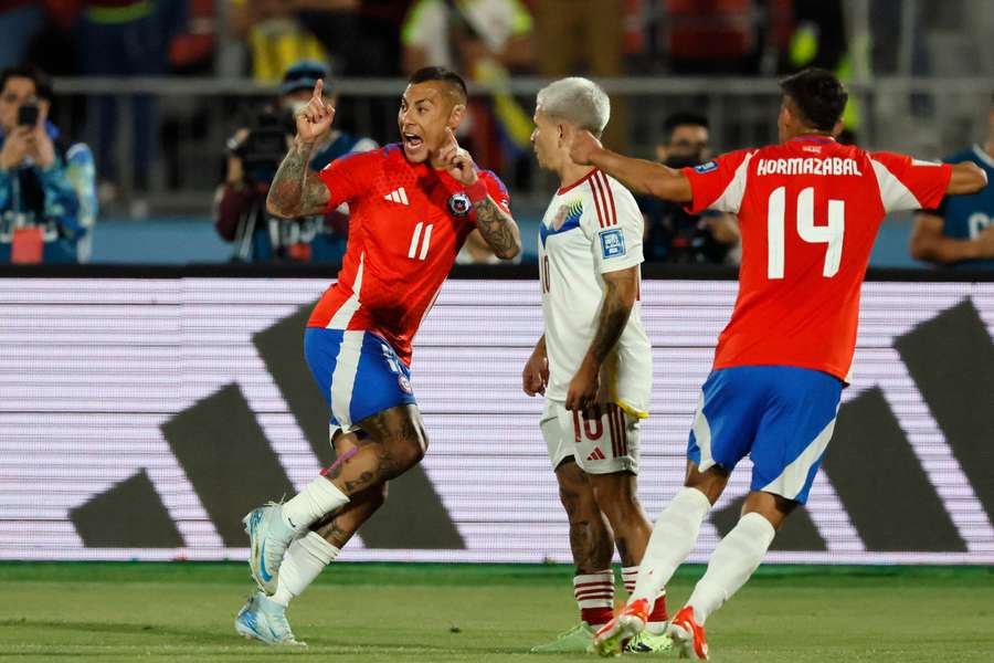 Vargas celebra uno de los goles de Chile ante Venezuela.