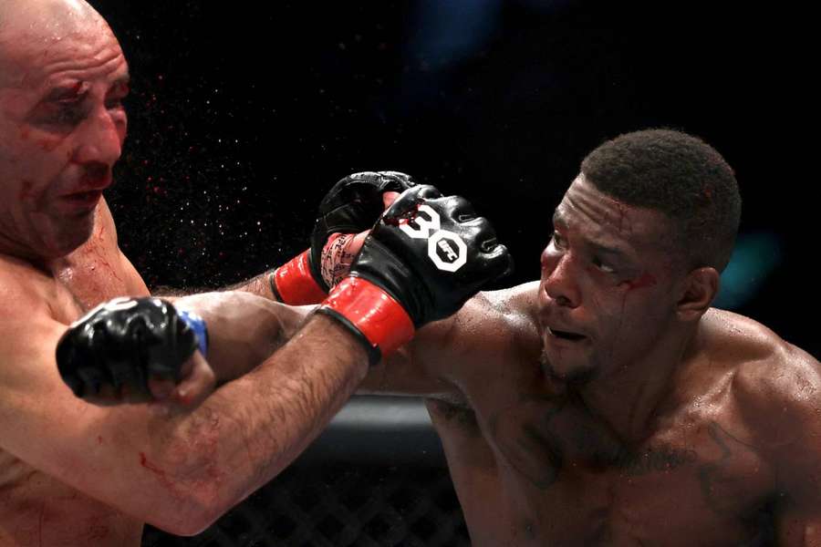 Hill beats Teixeira to claim UFC light heavyweight crown