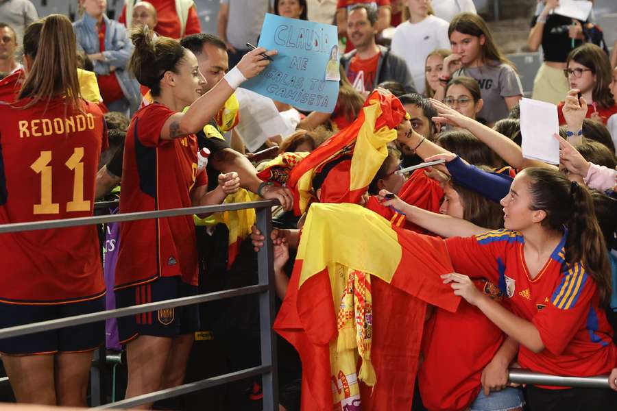 Esther González y Alba Redondo firman autógrafos y se hacen fotos con la afición