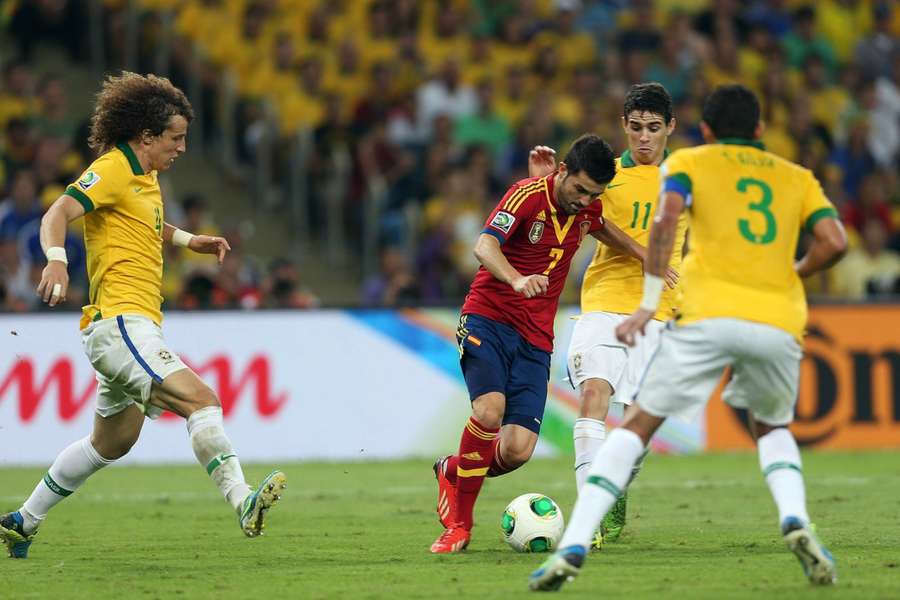 Villa, ante David Luiz, Oscar y Thiago Silva en la final de la Copa Confederaciones 2013
