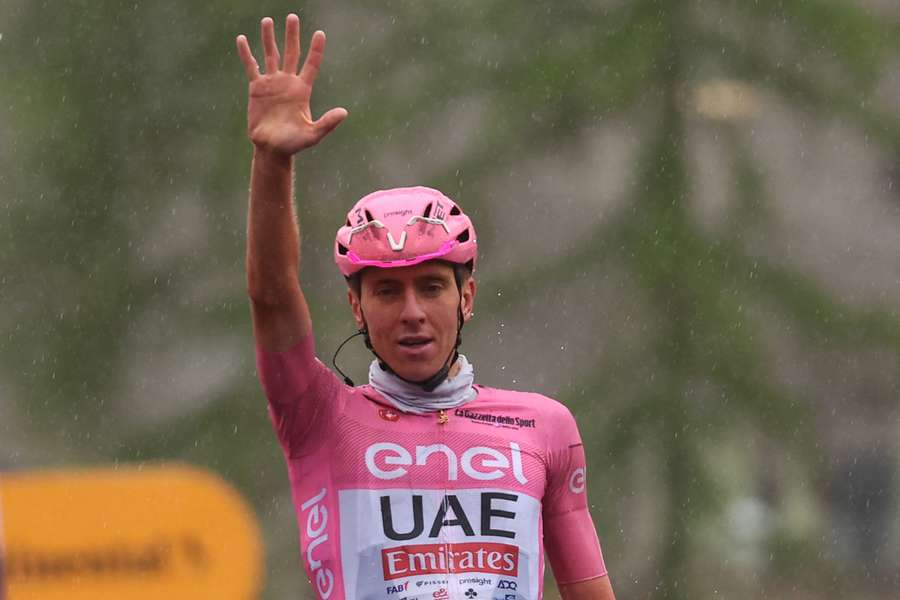Pogacar señala las cinco victorias que lleva en este Giro al entrar en meta