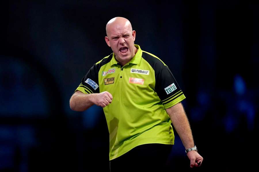 Michael van Gerwen (foto) gaat het dinsdagavond opnemen tegen Michael Smith