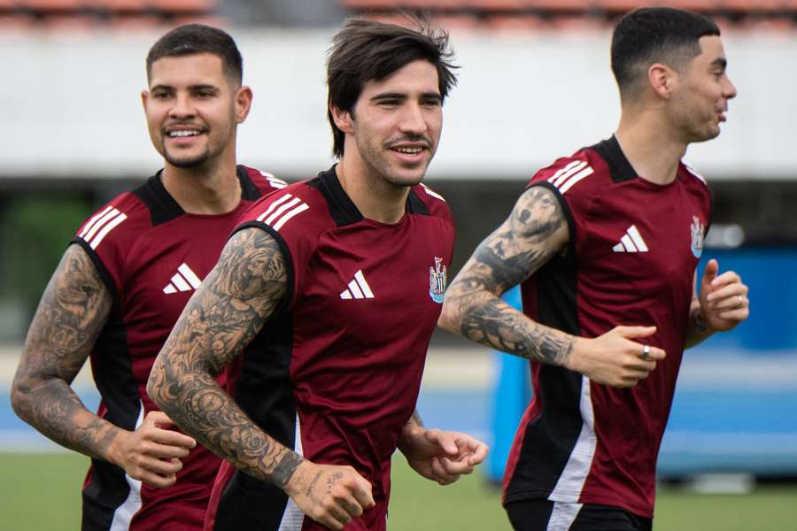 Newcastle United's Sandro Tonali (C) takes part in a training session